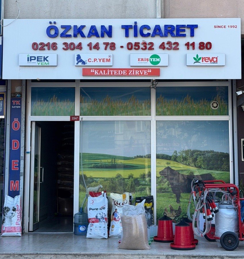 Özkan Ticaret yem dükkânı — Tepeören, Tuzla. Tabelada İpek Yem, C.P. Yem, Eriş Yem ve Reva bayilikleri.